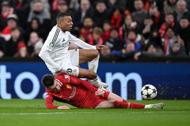 Mbappe từng gặp rất nhiều khó khăn khi đối đầu Liverpool. 