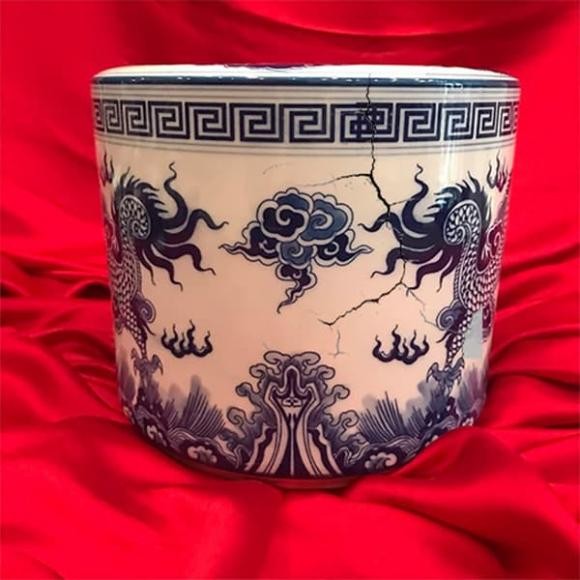 Bát hương là vật linh thiêng trên bàn thờ, tượng trưng cho sự kết nối giữa tổ tiên và con cháu, nên việc bát hương bị nứt hoặc vỡ được xem là điềm không may đối với gia chủ.