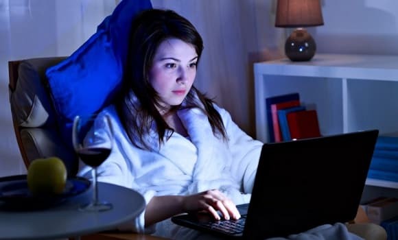 Thức khuya là thói quen gây hại cho nhiều cơ quan nội tạng, trong đó có buồng trứng. 