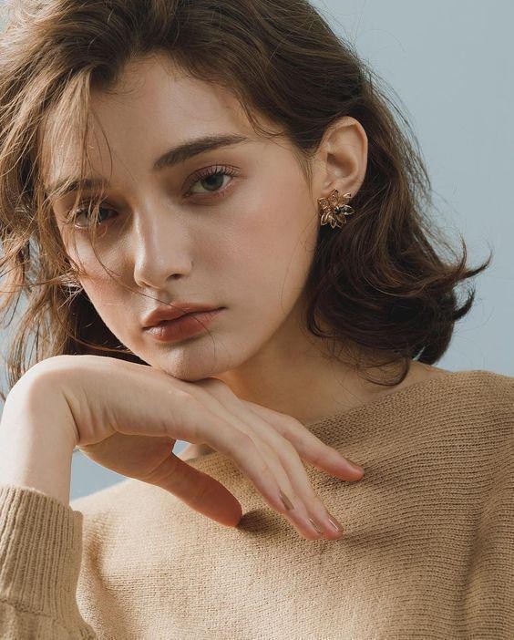 Chỉ cần thoa một lớp mỏng trước khi dùng kem nền, bạn sẽ nhận thấy da như được “làm mờ khuyết điểm” tự nhiên,