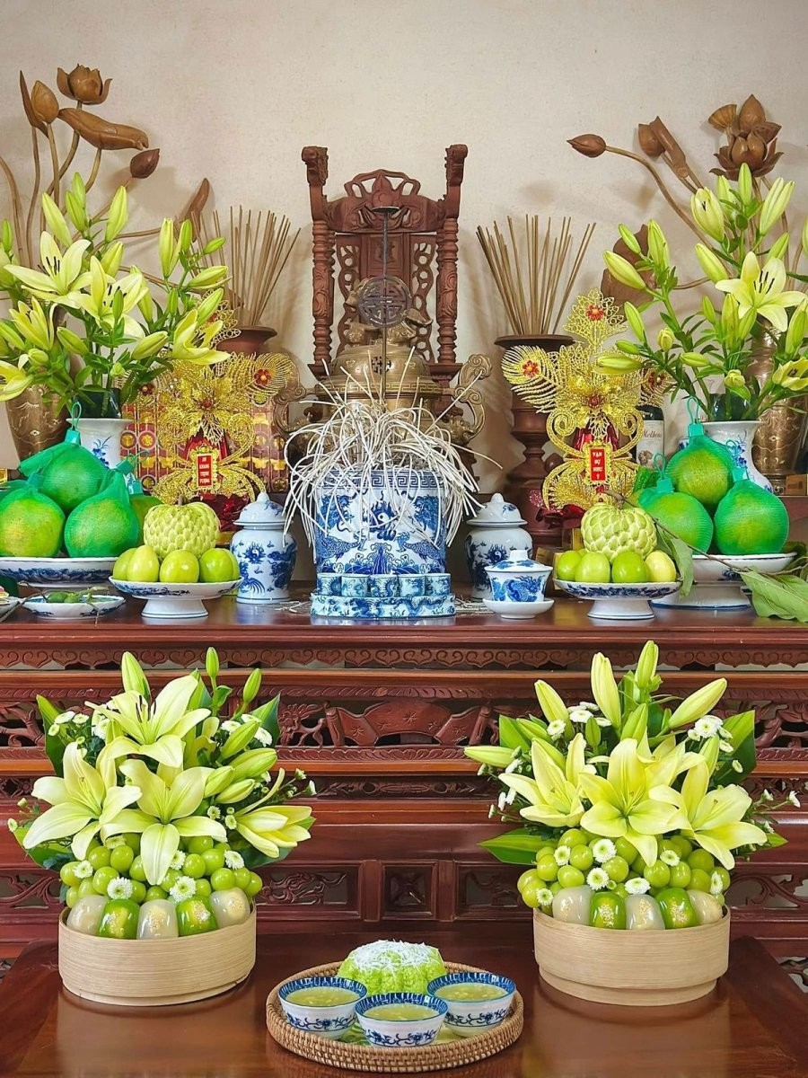 Bình hoa và các cúng phẩm được đặt theo nguyên tắc Đông bình Tây quả, nếu có 2 bên thì để đối xứng