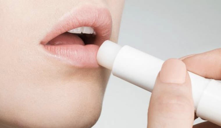 Việc liếm môi thường xuyên còn khiến vùng môi dễ thâm và viêm nhẹ – đặc biệt vào mùa lạnh khi da vốn đã yếu.