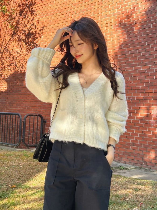 Cardigan luôn là món đồ “must-have” mỗi khi gió mùa ghé tới. 