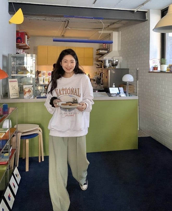 Áo sweater mang đến năng lượng trẻ trung và thoải mái, rất phù hợp cho phong cách thường ngày.