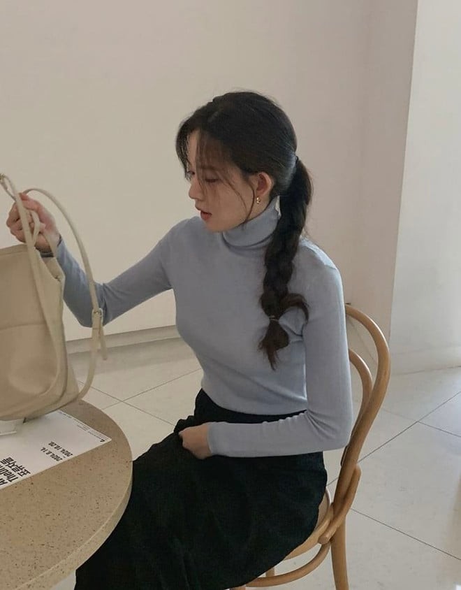 Áo cổ lọ luôn là biểu tượng của sự tinh tế trong mùa lạnh.