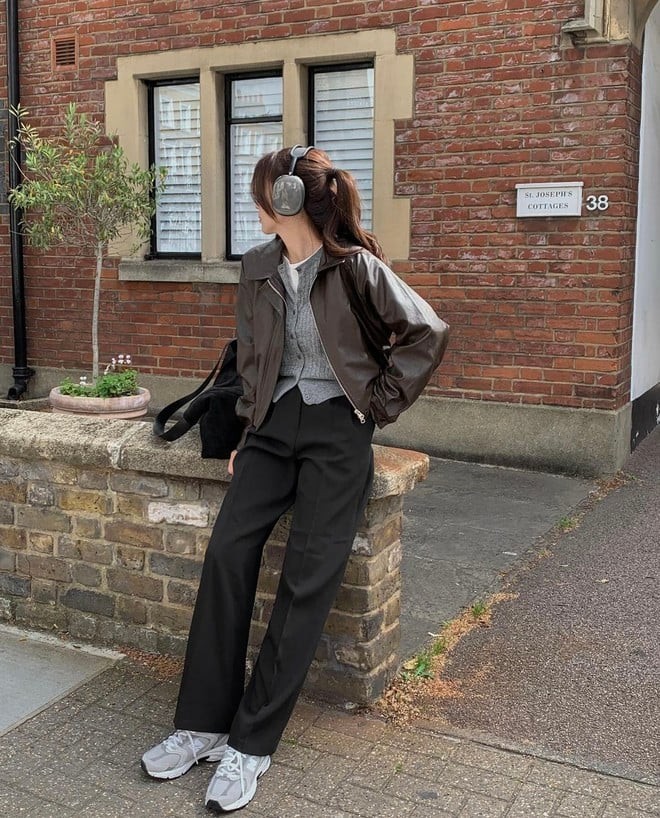 Chỉ cần kết hợp cùng quần jeans, chân váy ngắn hoặc quần thể thao, người mặc sẽ có ngay một outfit “chuẩn street style” 