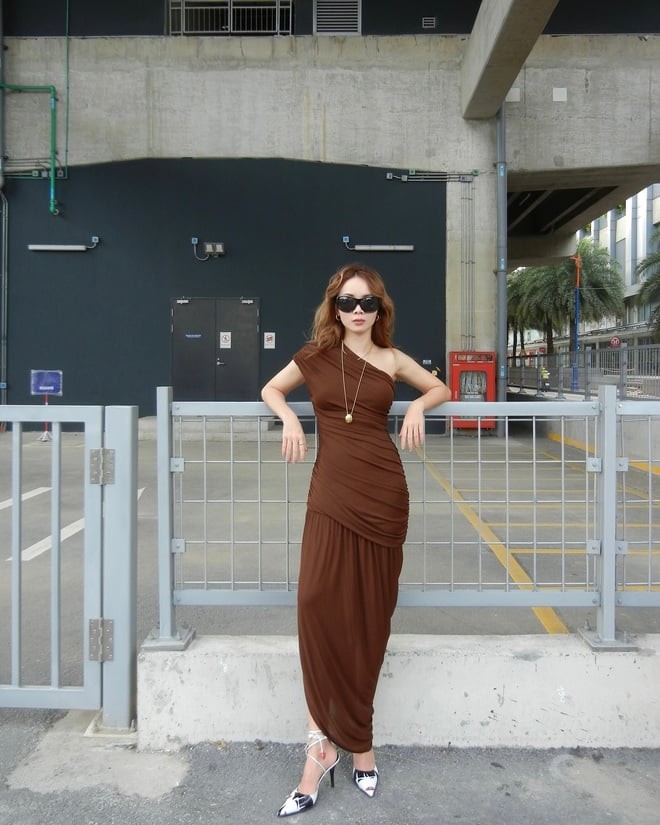 Giày cao gót mũi nhọn là món đồ không thể thiếu trong tủ giày của phụ nữ hiện đại, đặc biệt ở độ tuổi ngoài 40.