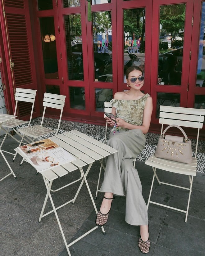 Kiểu giày này mang đến vẻ nhẹ nhàng, thanh lịch mà không cần quá nhiều phụ kiện hay chi tiết cầu kỳ. 