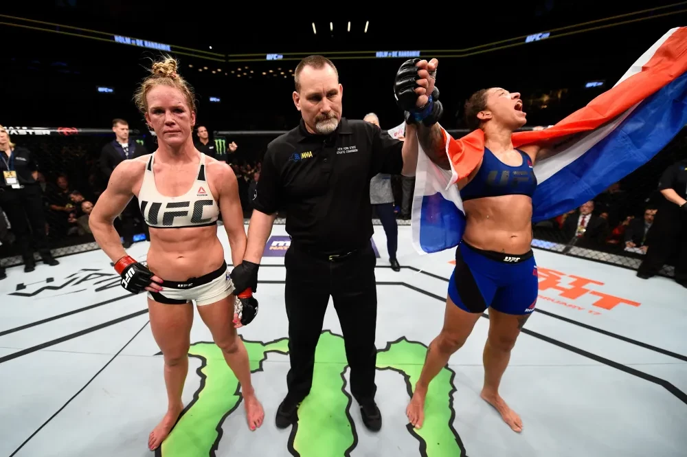 Holly Holm và Germaine de Randamie đối đầu tại UFC 208.