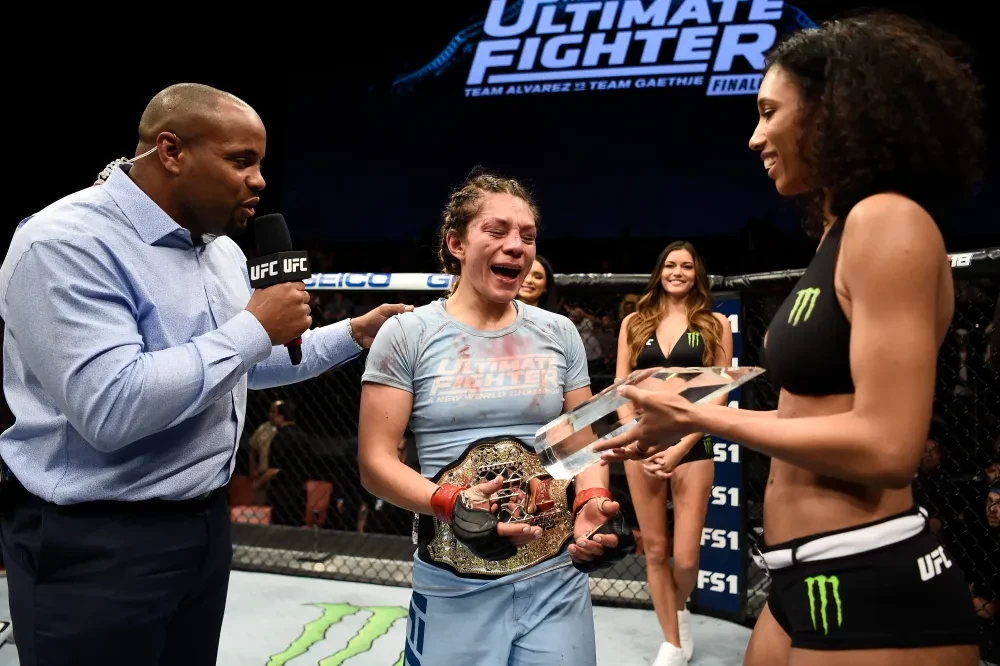 Nicco Montano với chiếc đai vô địch UFC.