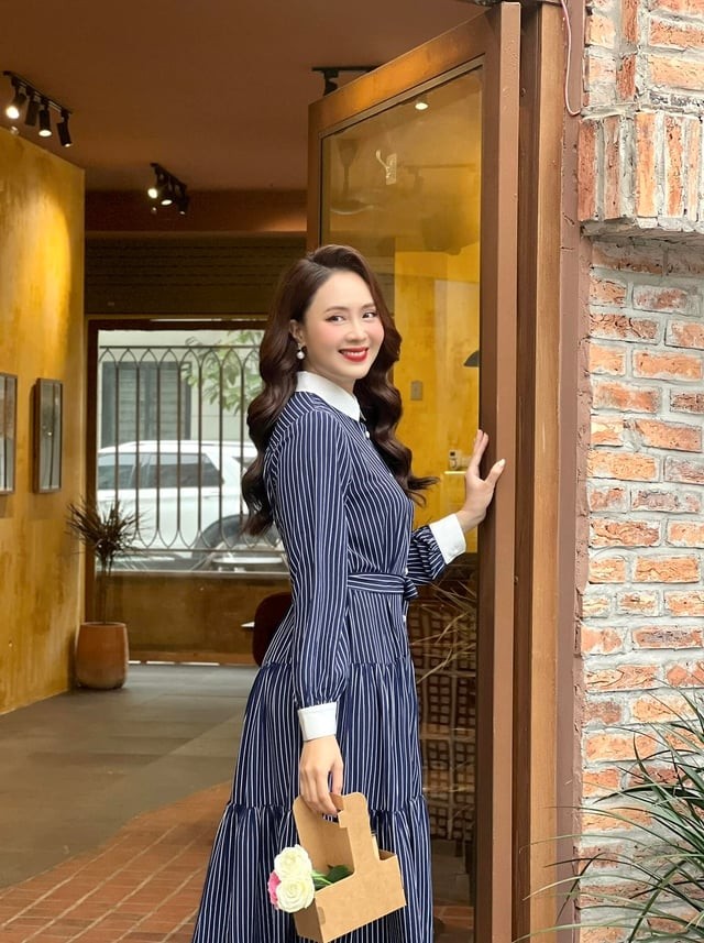 Hồng Diễm thường kết hợp cùng sneaker trắng hoặc giày búp bê, tạo vẻ ngoài năng động nhưng vẫn rất nữ tính.

