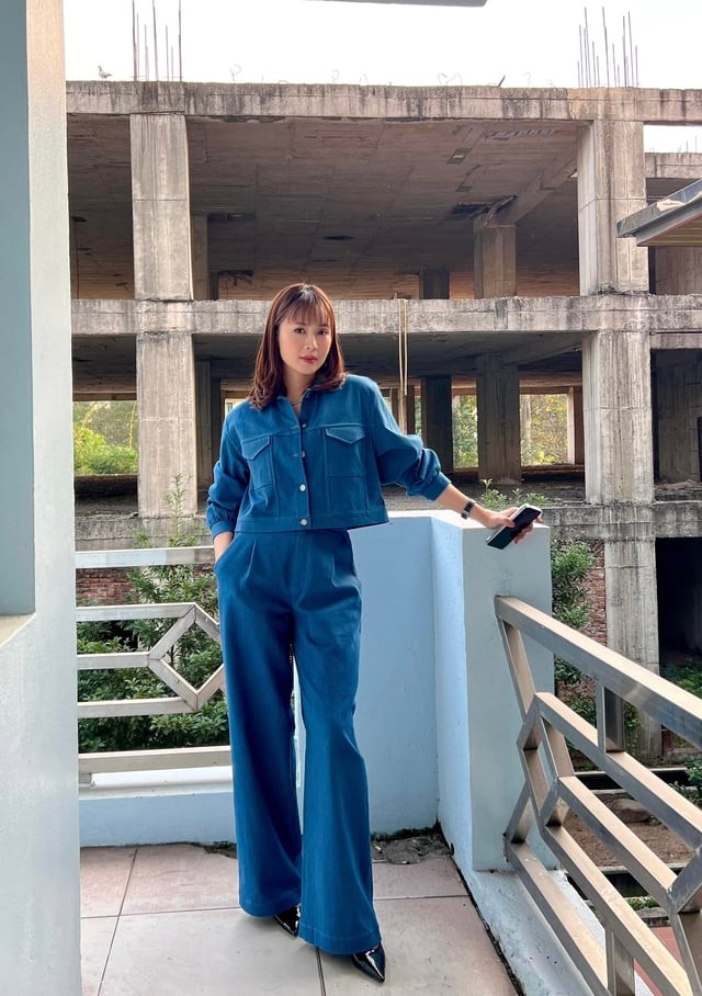 Tông xanh denim cũng là một trong những điểm nhấn đặc trưng trong style của cô.