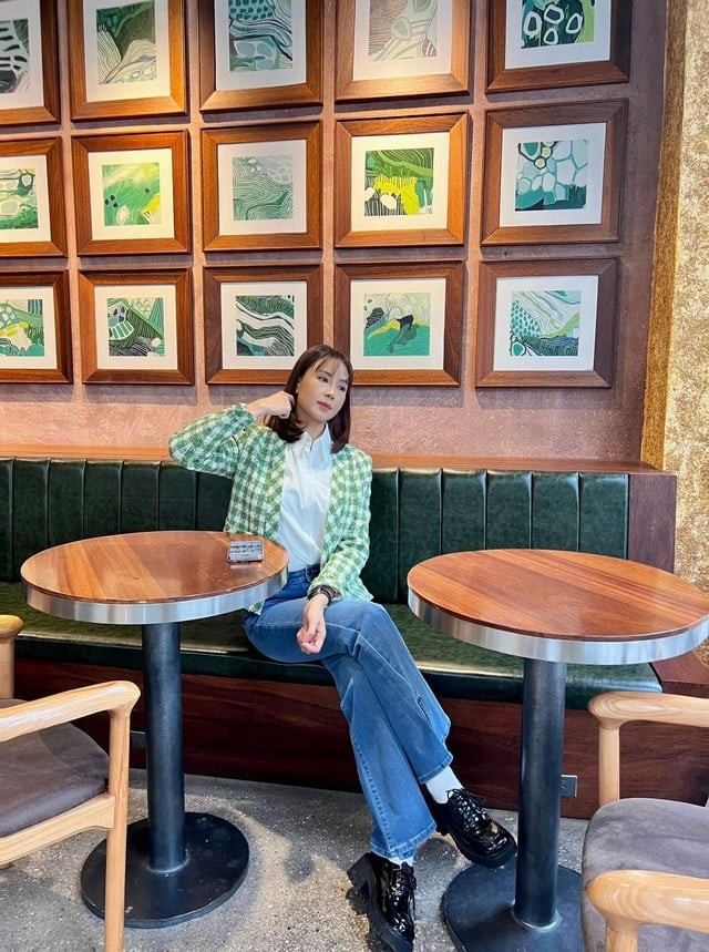 Những ngày lạnh vừa phải, Hồng Diễm gợi ý cách phối sơ mi trắng và quần jeans với áo khoác họa tiết