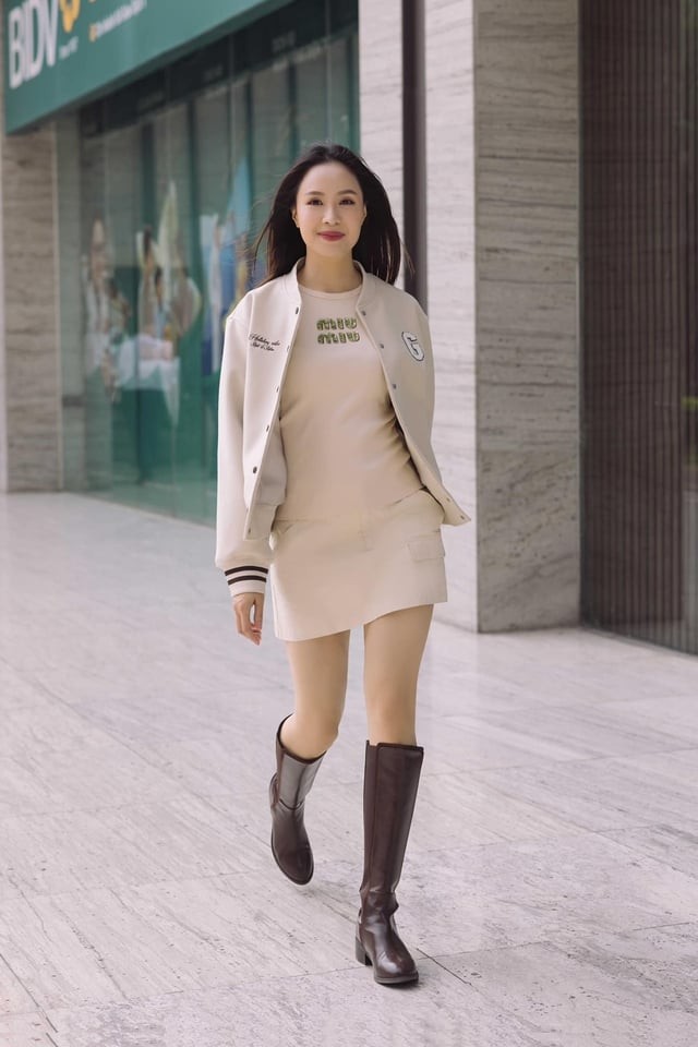 Ngay cả khi chọn gam trung tính, Hồng Diễm vẫn giữ được nét tươi sáng nhờ áo khoác trắng dáng lửng.