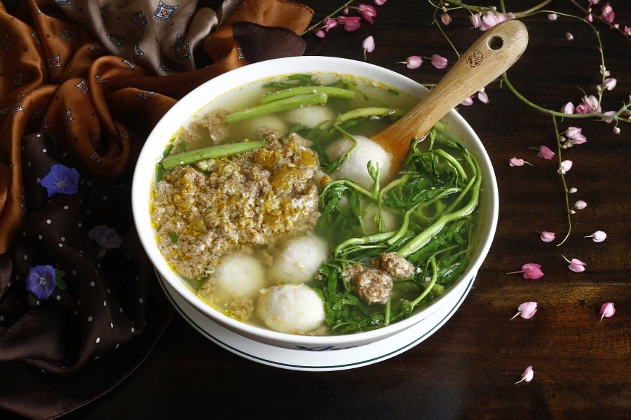 Bát canh cua nấu rau rút – món ăn dân dã mang hương vị đồng quê, được nhiều gia đình Việt ưa chuộng trong những ngày hè nóng bức.