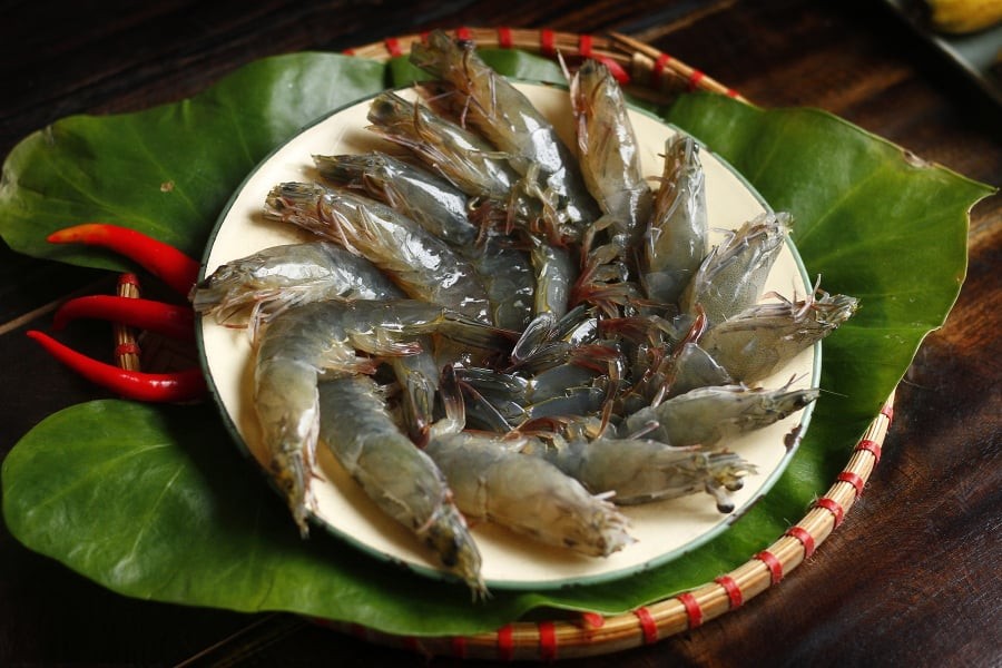 Luộc tôm thêm vào 1 thứ: Tôm lên màu đỏ đẹp, hết tanh- thịt ngọt