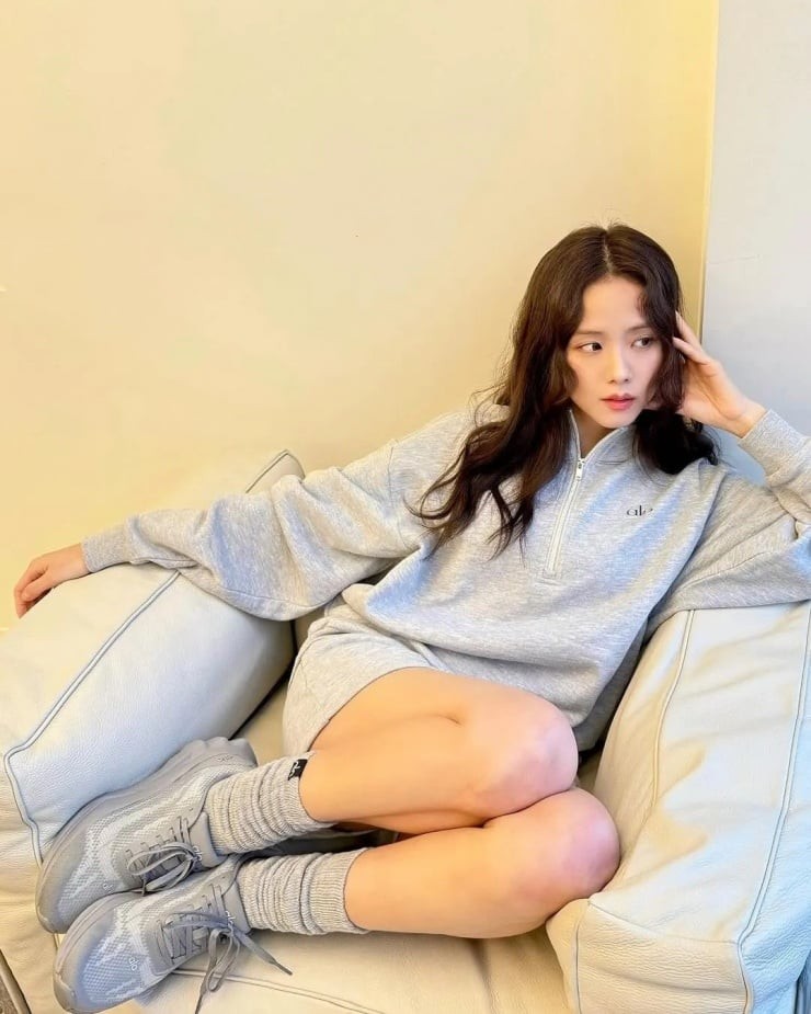 Nhiều ngôi sao Hàn, điển hình như Jisoo (Blackpink), đã chứng minh sức hút của phong cách này với outfit nỉ xám phối giày thể thao đồng tông