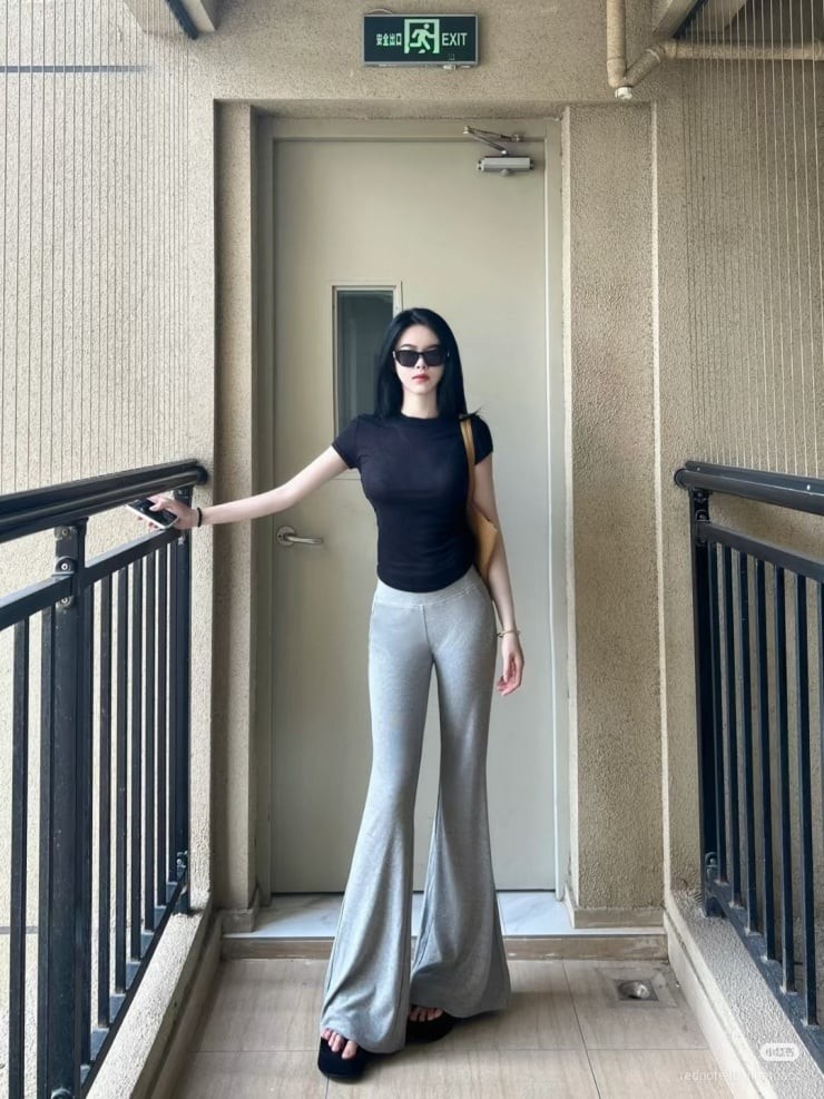 Bên cạnh đó, quần ống loe mỏng tiếp tục được yêu thích nhờ khả năng “hack” dáng ấn tượng.