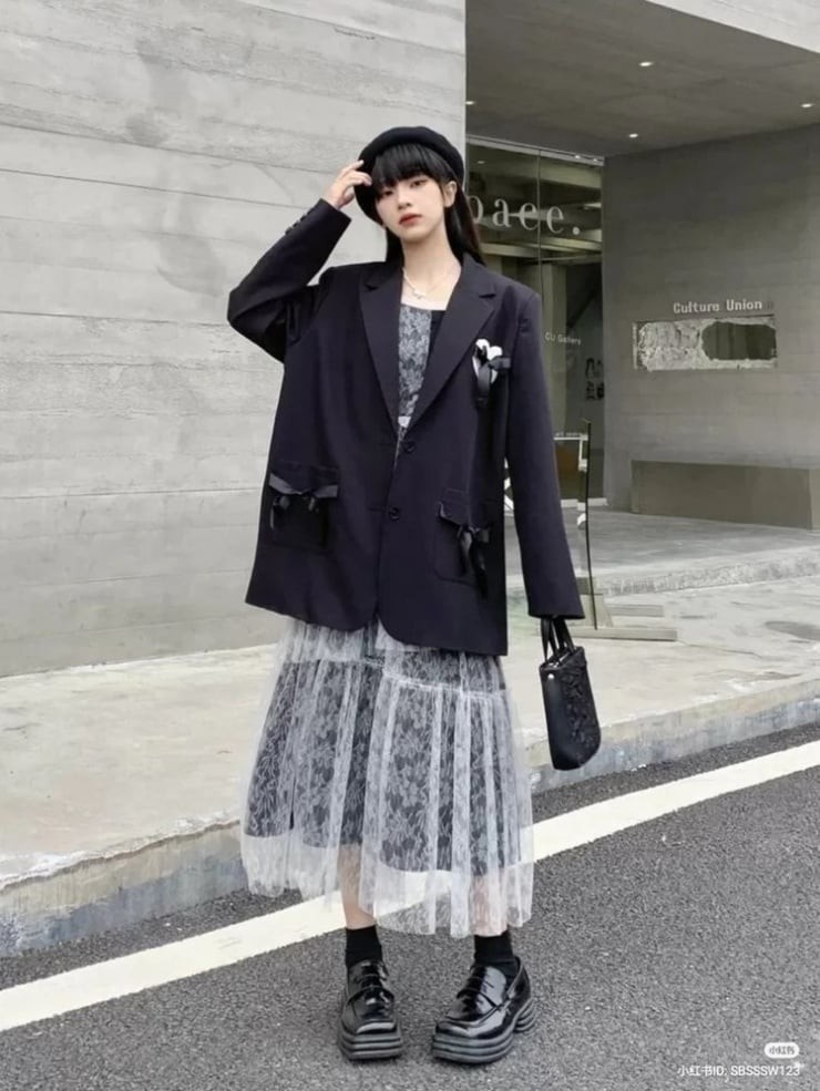 Sự kết hợp này tạo nên vẻ nữ tính, quyến rũ mà vẫn giữ được sự ấm áp và hiện đại trong ngày gió lạnh.