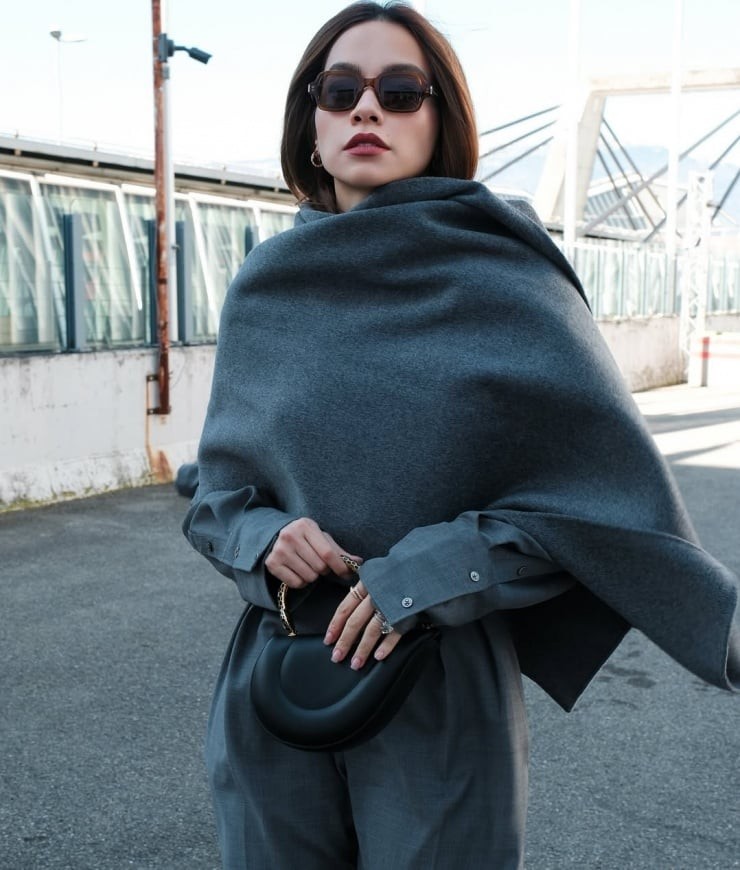 Song song với đó, xu hướng áo đồng bộ khăn quàng – từng gây chú ý từ năm 2023 – vẫn tiếp tục được ưa chuộng trong mùa lạnh. 