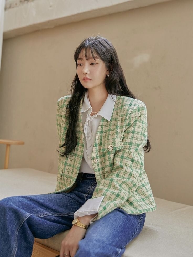 Một lựa chọn mới mẻ khác là blazer không cổ – kiểu áo được dự đoán sẽ “lên ngôi” thay thế blazer cổ ve truyền thống