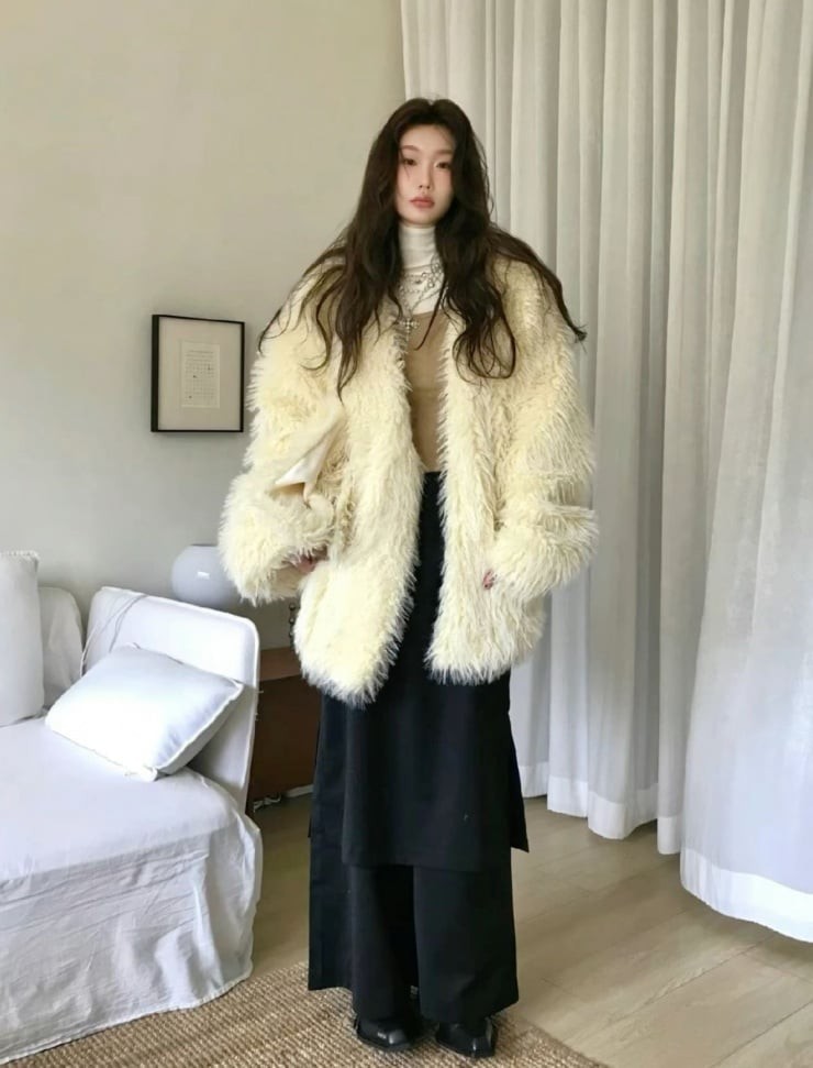 Áo khoác lông nhân tạo vẫn giữ vị trí vững chắc trong danh sách những món đồ được yêu thích của mùa đông. 