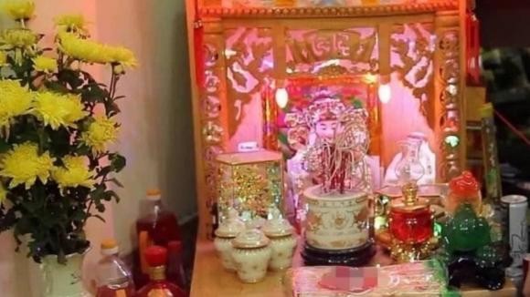 Trong văn hóa thờ cúng của người Việt, lọ hoa trên bàn thờ không chỉ là vật trang trí mà còn mang ý nghĩa tâm linh sâu sắc. 