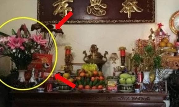 Ngược lại, khi bình hoa được đặt bên phải (Bạch Hổ), năng lượng âm – dương được cân bằng, tạo sự hài hòa cho không gian thờ cúng, đồng thời mang lại cảm giác cân đối, trang nghiêm.