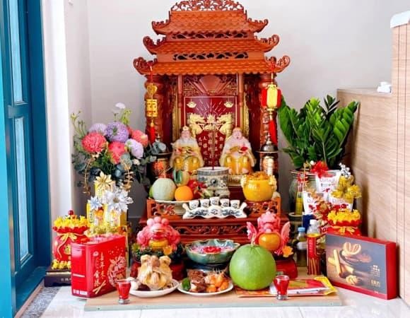 Việc thắp hương trên ban thờ Thần Tài – Thổ Địa trước hết là cách gia chủ bày tỏ lòng thành và sự tôn kính đối với các vị thần.