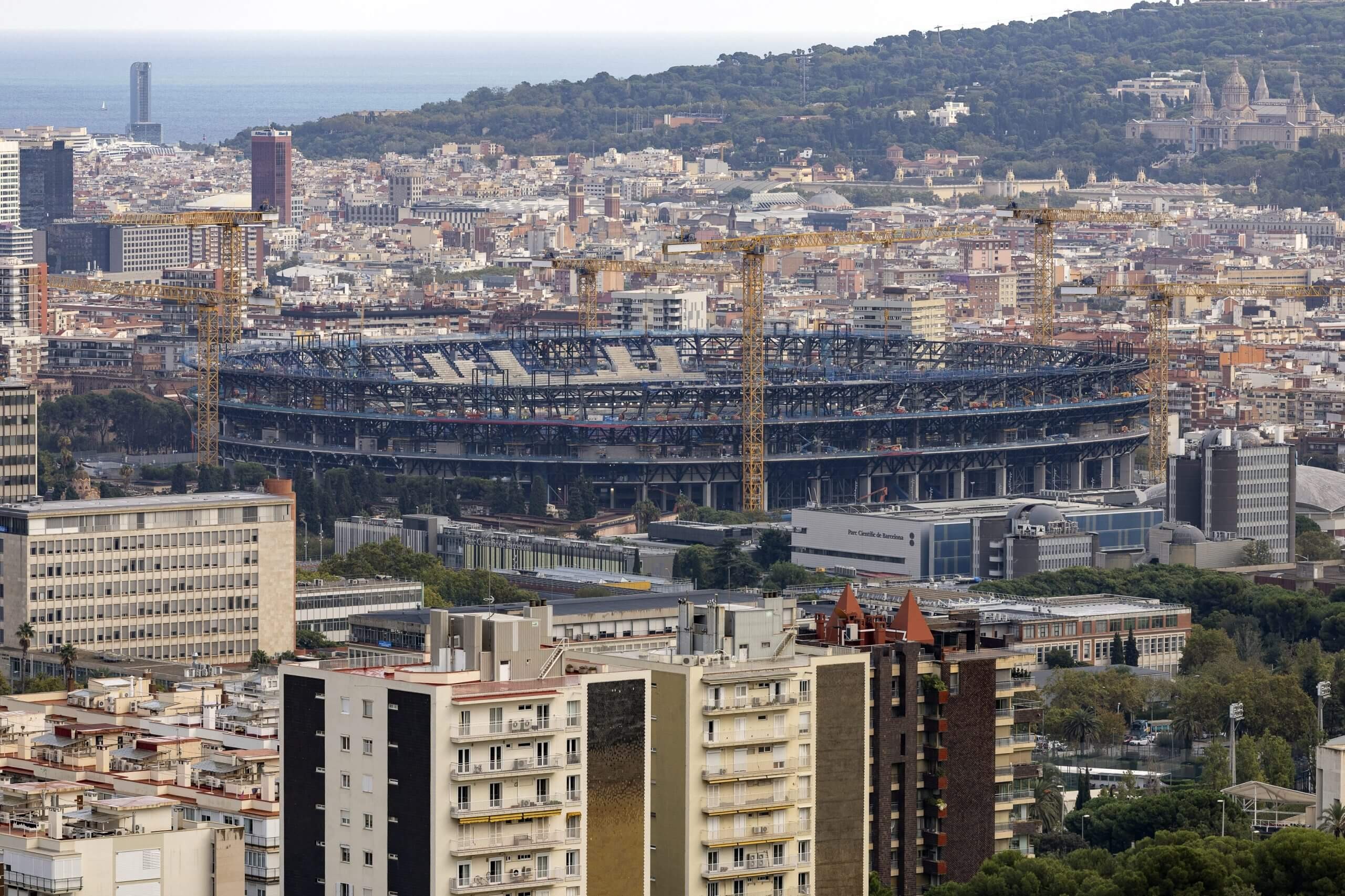Tương lai của Barca phụ thuộc vào Camp Nou