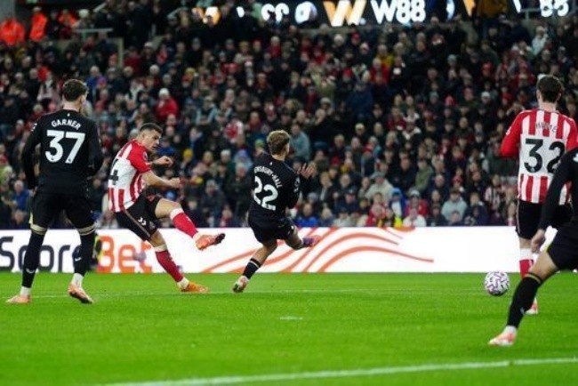 Xhaka gỡ hòa cho Sunderland.