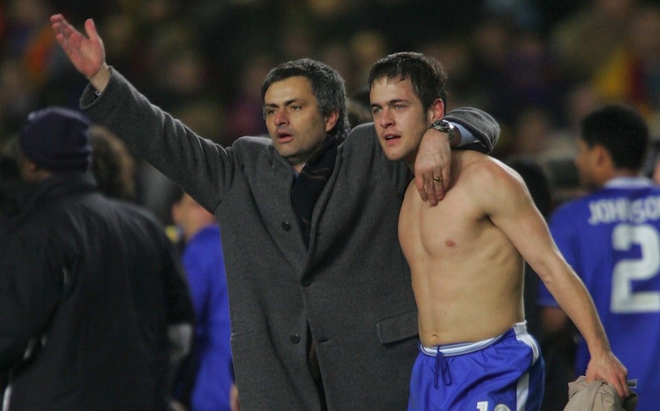 Mourinho ăn mừng cuồng nhiệt cùng Joe Cole sau chiến thắng lịch sử trước Barcelona năm 2005.