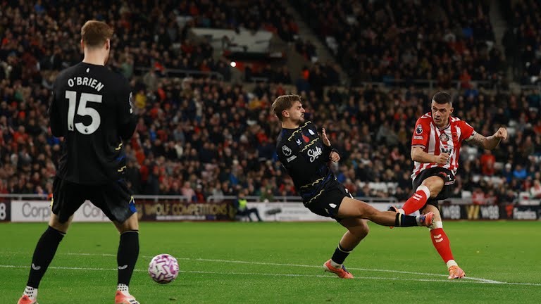  Xhaka vừa ghi bàn thắng quan trọng cho Sunderland.