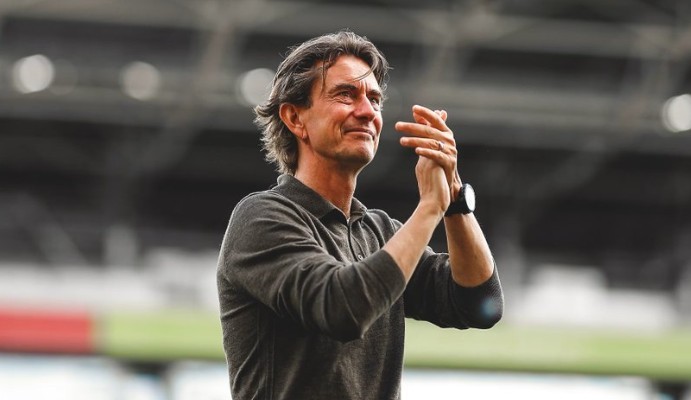 Thomas Frank cùng Tottenham có thành tích sân nhà kém cỏi.