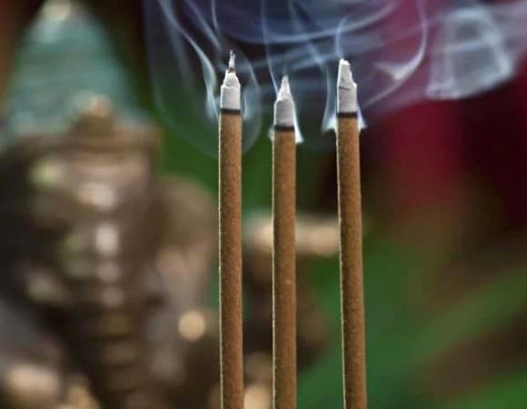 Số 3 mang ý nghĩa quan trọng trong tâm linh và phong thủy, tượng trưng cho Tam Bảo (Phật – Pháp – Tăng), Tam giới (Dục – Sắc – Vô sắc) và trong phong thủy là Thiên – Địa – Nhân.

