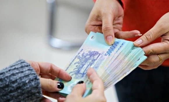 Căn cứ Điều 4, Chương II của nghị định, mức lương cơ bản đối với thành viên hội đồng và kiểm soát viên được quy định trong khoảng 30 – 65 triệu đồng/tháng, tùy thuộc vào hiệu quả sản xuất – kinh doanh và tình hình tài chính của từng doanh nghiệp.

