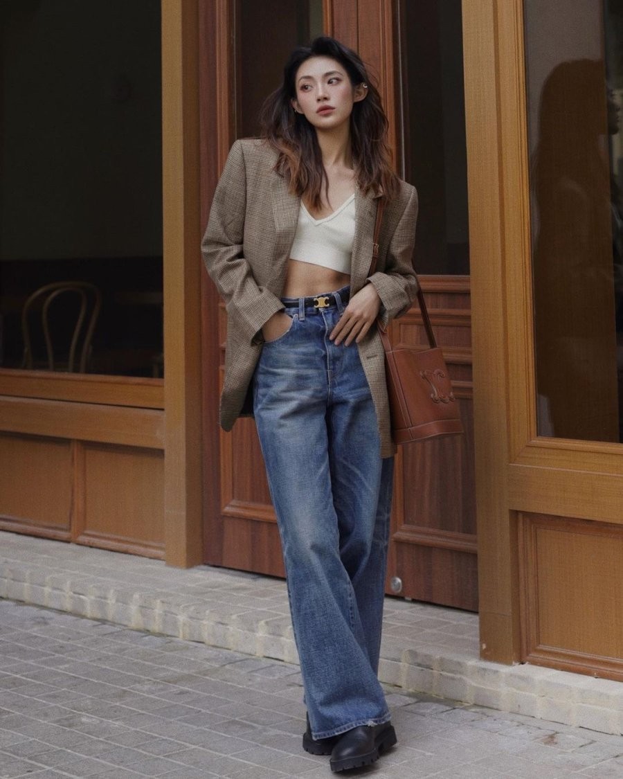 Không gì “nâng điểm” cho outfit nhanh bằng một chiếc blazer oversize.