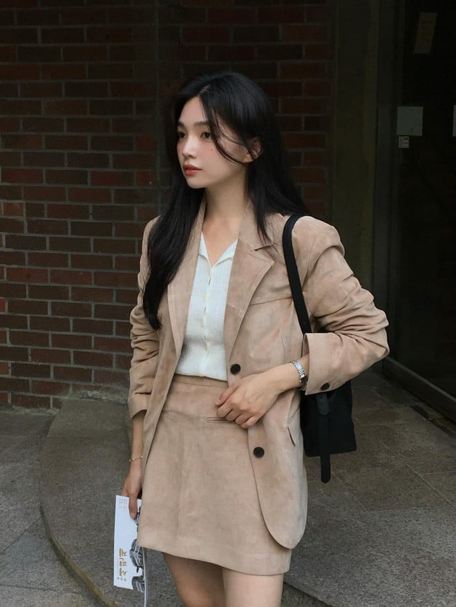 Blazer da lộn là gợi ý lý tưởng cho những ai muốn tạo điểm nhấn khác biệt trong mùa đông năm nay