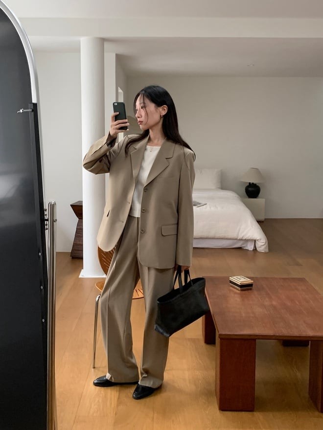 Gam màu be chưa bao giờ lỗi thời, và mùa đông 2025 tiếp tục chứng kiến sự lên ngôi của blazer be.