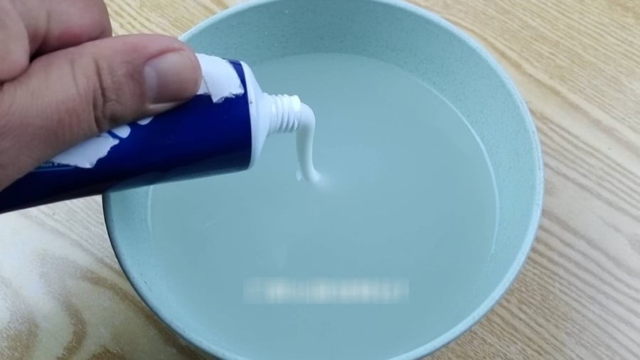 Hòa kem đánh răng với nước vo gạo, bạn có thể thu được một loại dung dịch tẩy rửa đa năng.