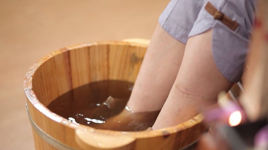 Ngâm chân có tác dụng kích thích tuần hoàn máu, giúp thải độc gan.