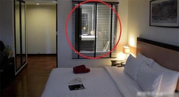 Vì vậy, thói quen đơn giản này không chỉ giúp di chuyển thuận tiện mà còn tăng cường an toàn và mang lại giấc ngủ yên tâm hơn khi ở khách sạn.

