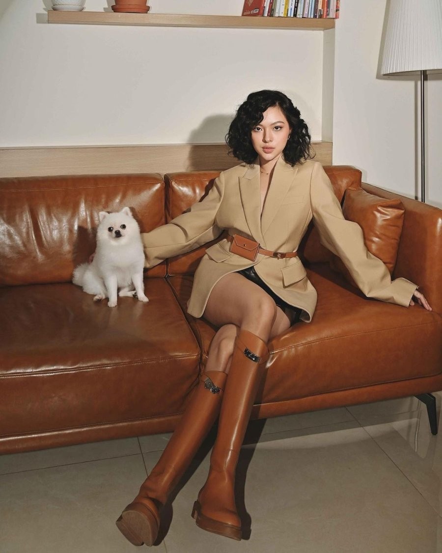 Chỉ một chi tiết nhỏ nhưng đủ khiến tổng thể gọn gàng, tôn dáng và cá tính hơn.