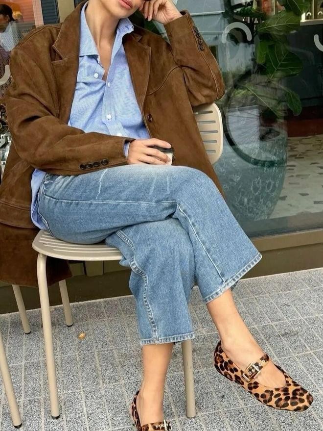 Màu nhạt của buổi sáng hay màu trầm của buổi chiều, chỉ cần thay đổi độ sáng là outfit đã đổi cảm xúc.