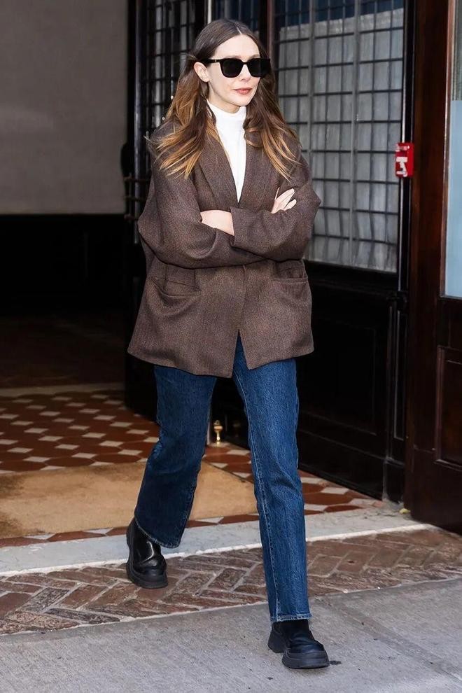 Mocha mousse nằm giữa latte và cacao, là gam nâu ấm nhưng không nặng