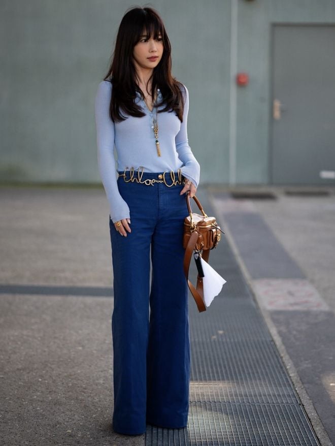 Khi kết hợp với mocha mousse, denim xanh trở nên mềm mại hơn, tạo nên tổng thể dung hòa giữa năng lượng và sự tinh tế.

