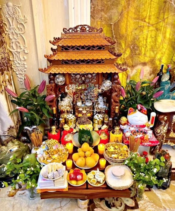 Vị trí bàn thờ Thần Tài còn gắn liền với một truyền thuyết dân gian: Thần Tài từng bị đánh đuổi và phải ẩn mình trong góc nhà, vì vậy bàn thờ thường được đặt ở các góc hoặc dưới cầu thang, không nhất thiết phải theo hướng cố định.