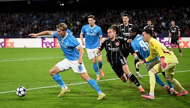 Napoli bị Eintracht Frankfurt cầm hòa ngay trên sân nhà.