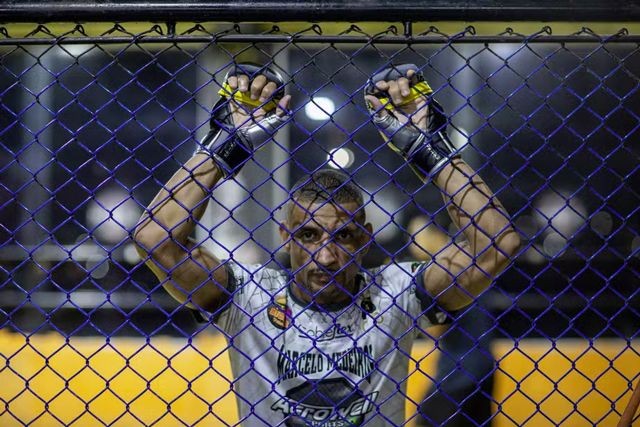 Marcelo Medeiros ăn mừng chiến thắng tại Jungle Fight.