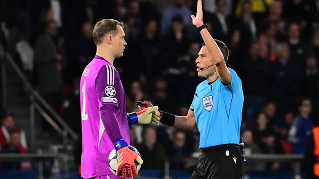  Neuer khó hiểu vì hành động của trọng tài.